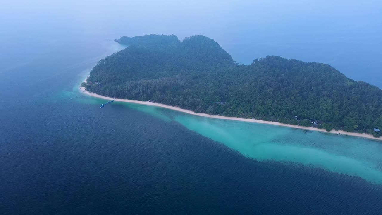 鸟瞰图Koh Kradan岛的南侧和临时码头，沿着海滩和山脉景观的珊瑚礁，泰国中岛视频下载