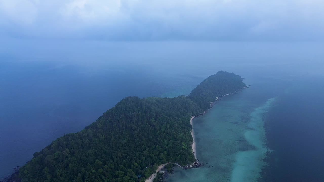 鸟瞰Koh Kradan岛西侧，沿着海滩和山脉景观的珊瑚礁，泰国中岛视频下载