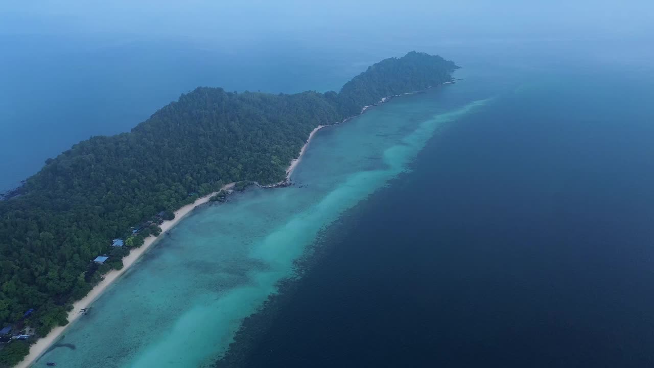 鸟瞰Koh Kradan岛的西侧，沿着海滩和山脉景观的珊瑚礁，Koh Kradan岛，泰国视频下载