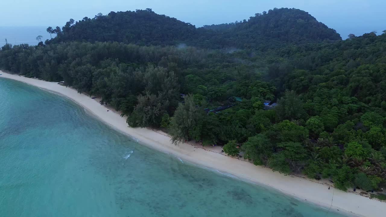 鸟瞰Koh Kradan海滩，沿着海滩和山脉景观的珊瑚礁Koh Kradan岛，泰国视频下载