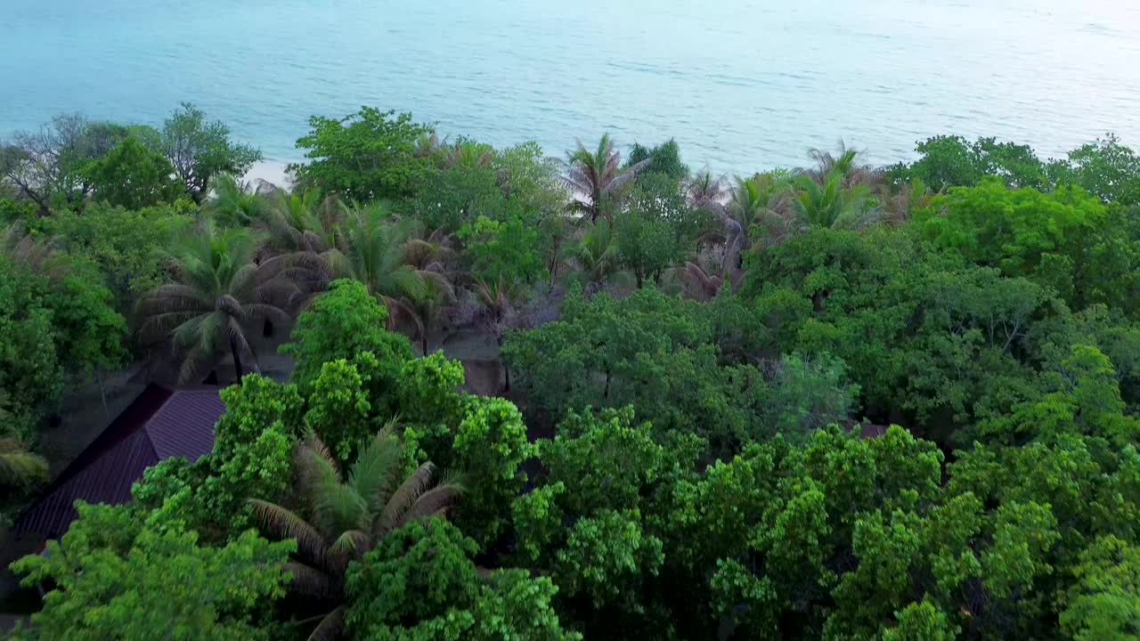 鸟瞰早晨在遥远的安达曼海上的莫克岛的日出，泰国中视频下载