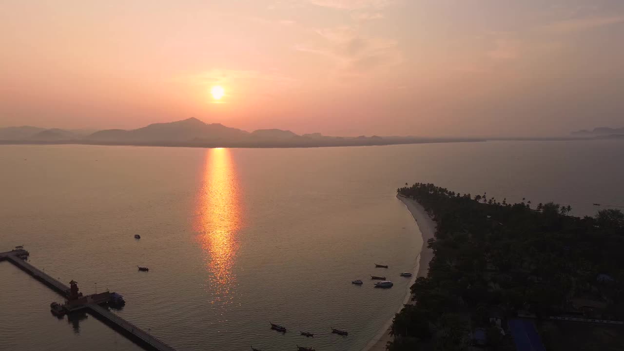 鸟瞰穆岛的珍珠海滩在日出期间的海洋和山脉景观，穆岛泰国视频下载