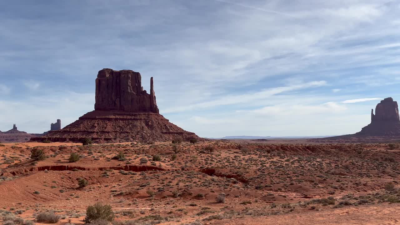 纪念碑谷风景优美的沙漠景观，以标志性的连指手套形成为特色视频素材