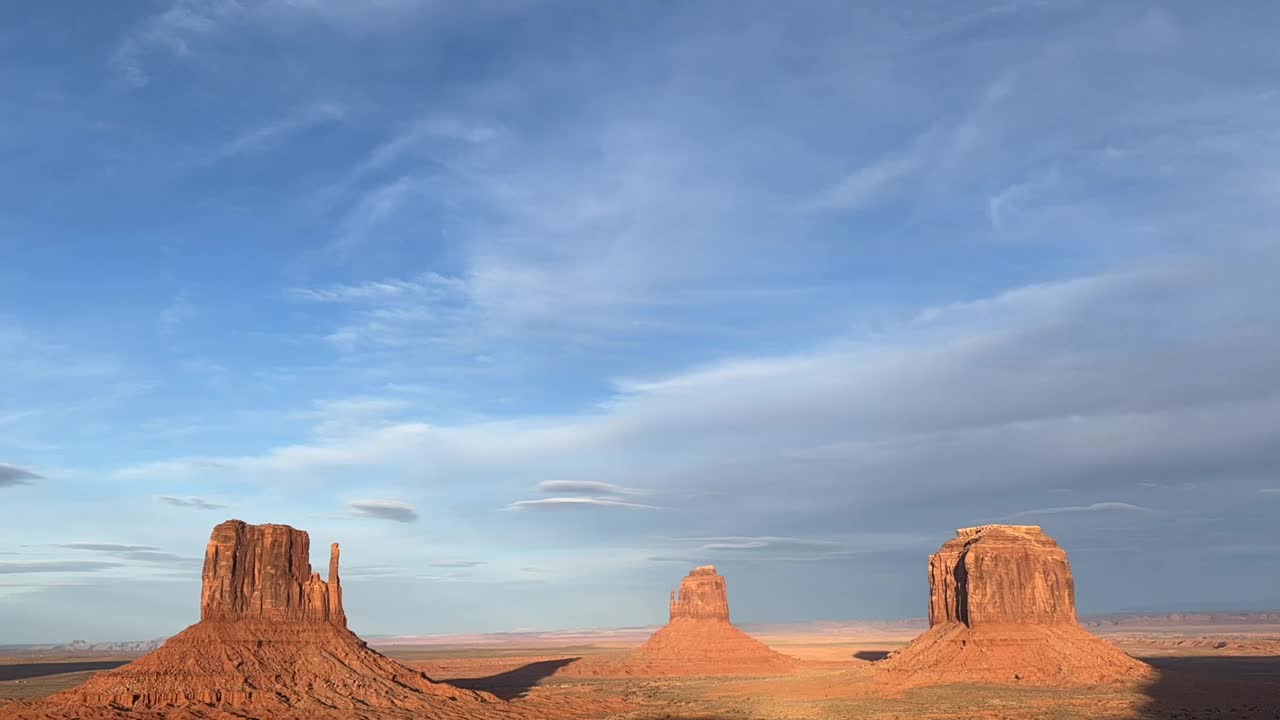 标志性的纪念碑山谷观看日落时间与红岩Buttes，亚利桑那州视频素材