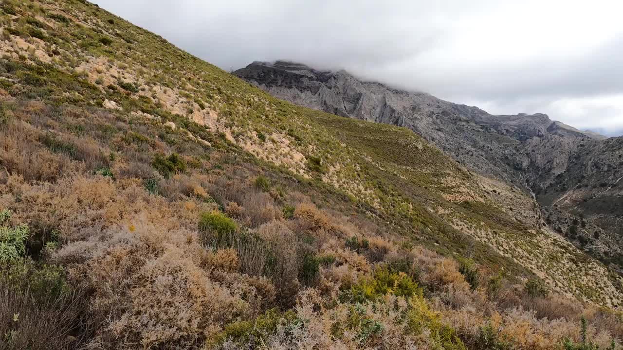 雷雨天从小径到马洛马峰的全景视频下载