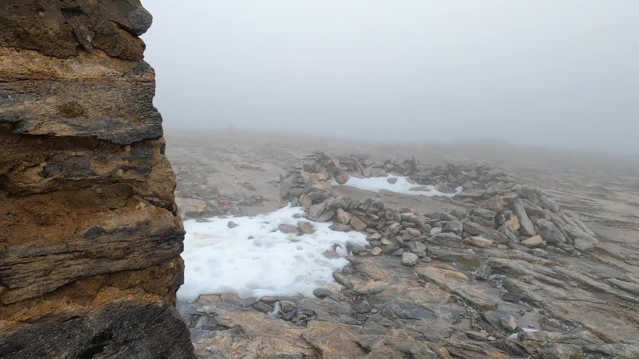 雷雨天，玛若玛峰有雪风和雾视频素材