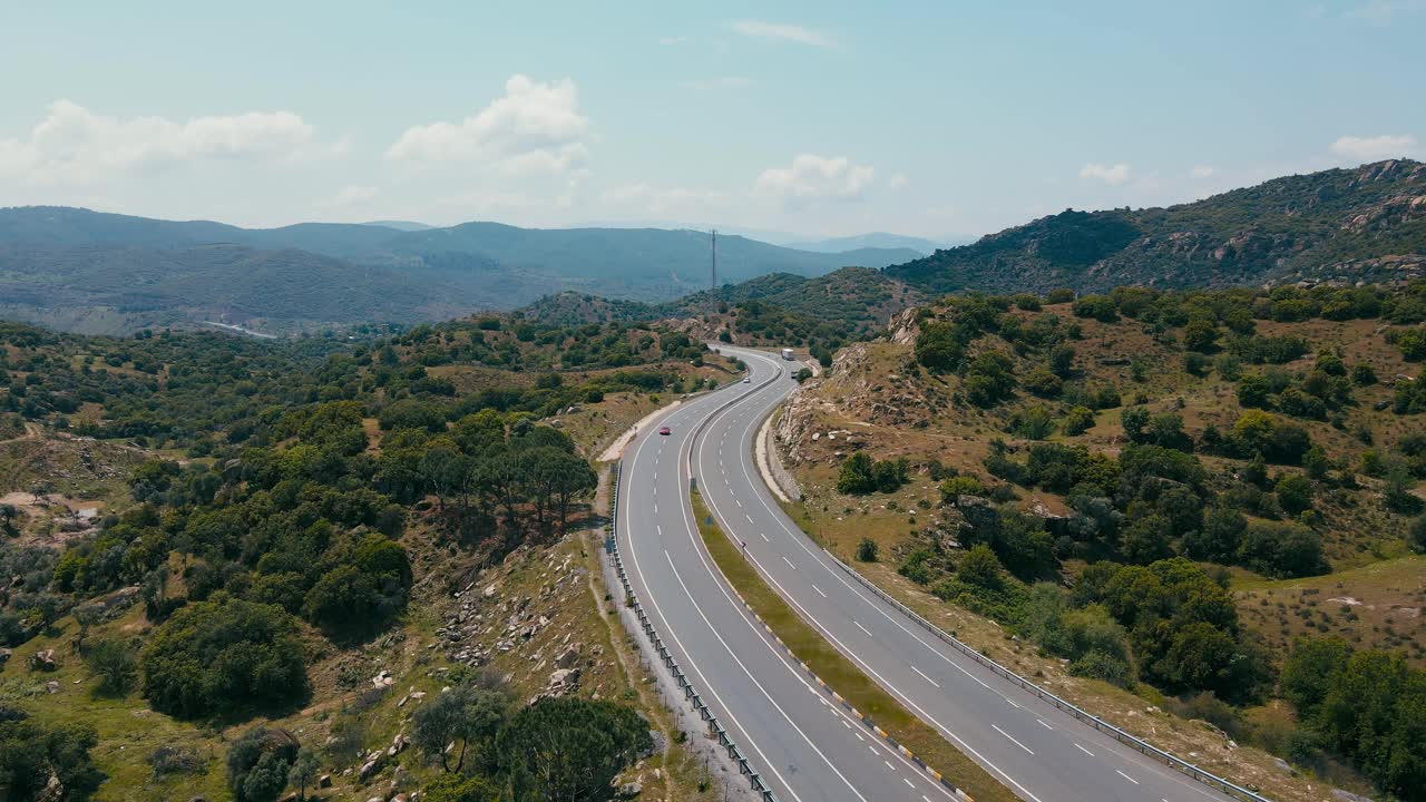 在山与山之间的高速公路视频素材