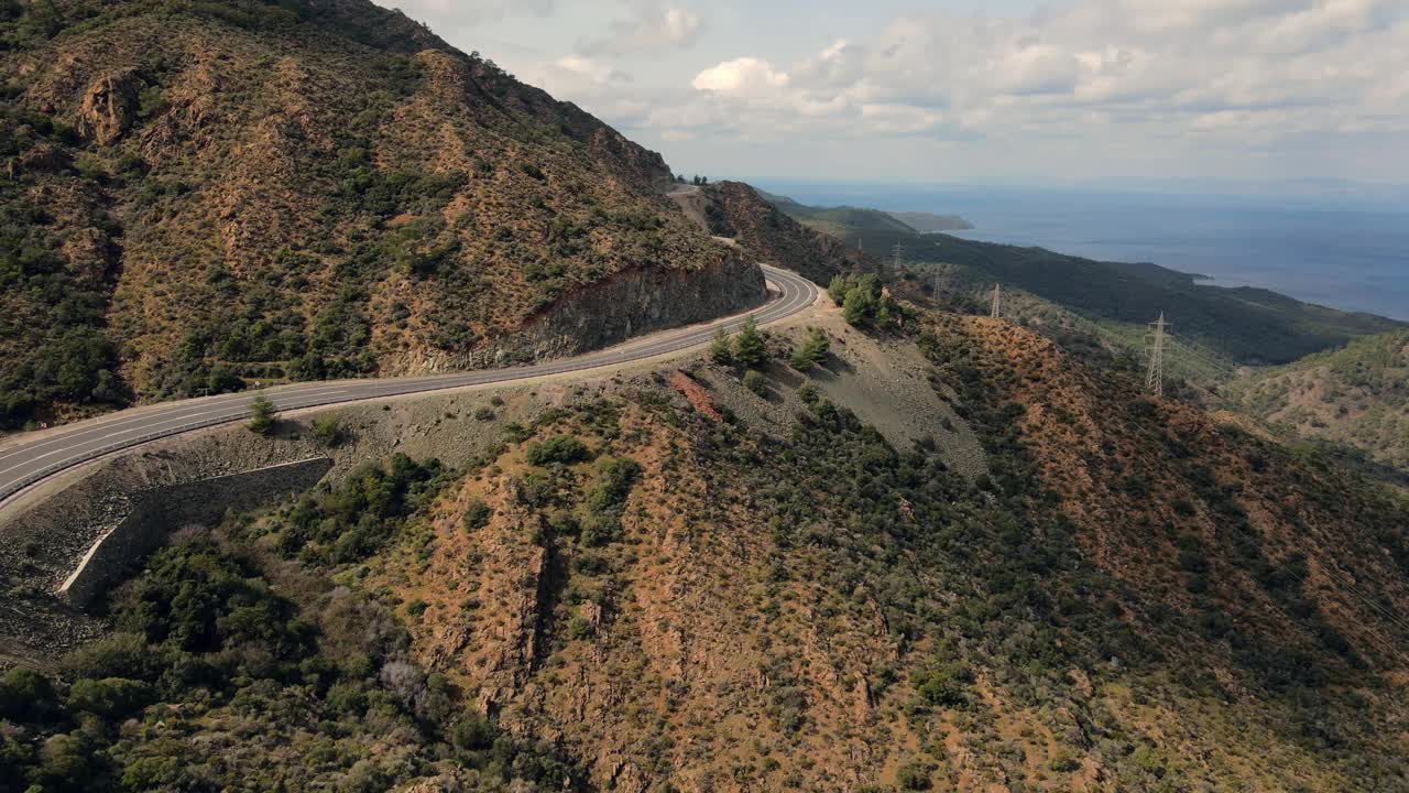 刮风的空山弯弯曲曲的路在晴朗的日子视频素材