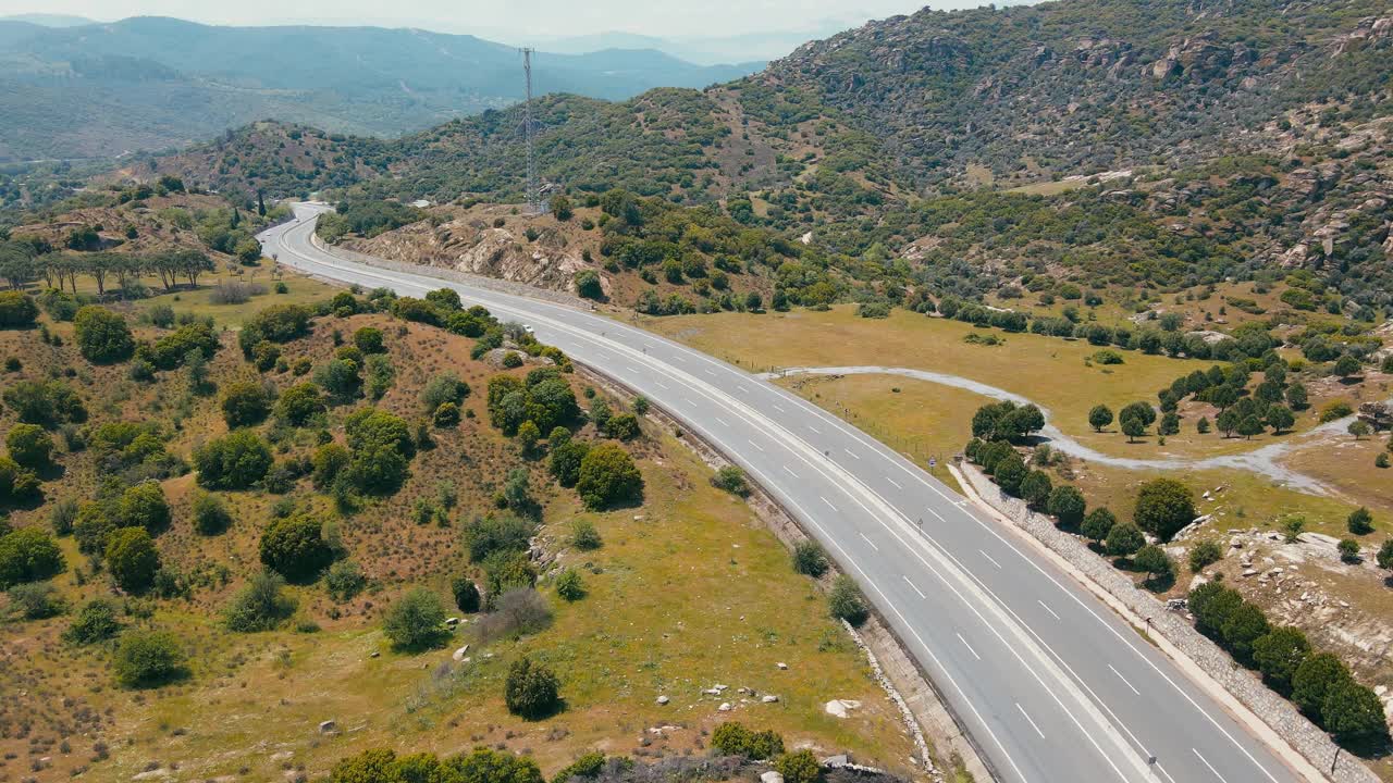 在阳光明媚的日子里，交通公路穿过山林视频素材