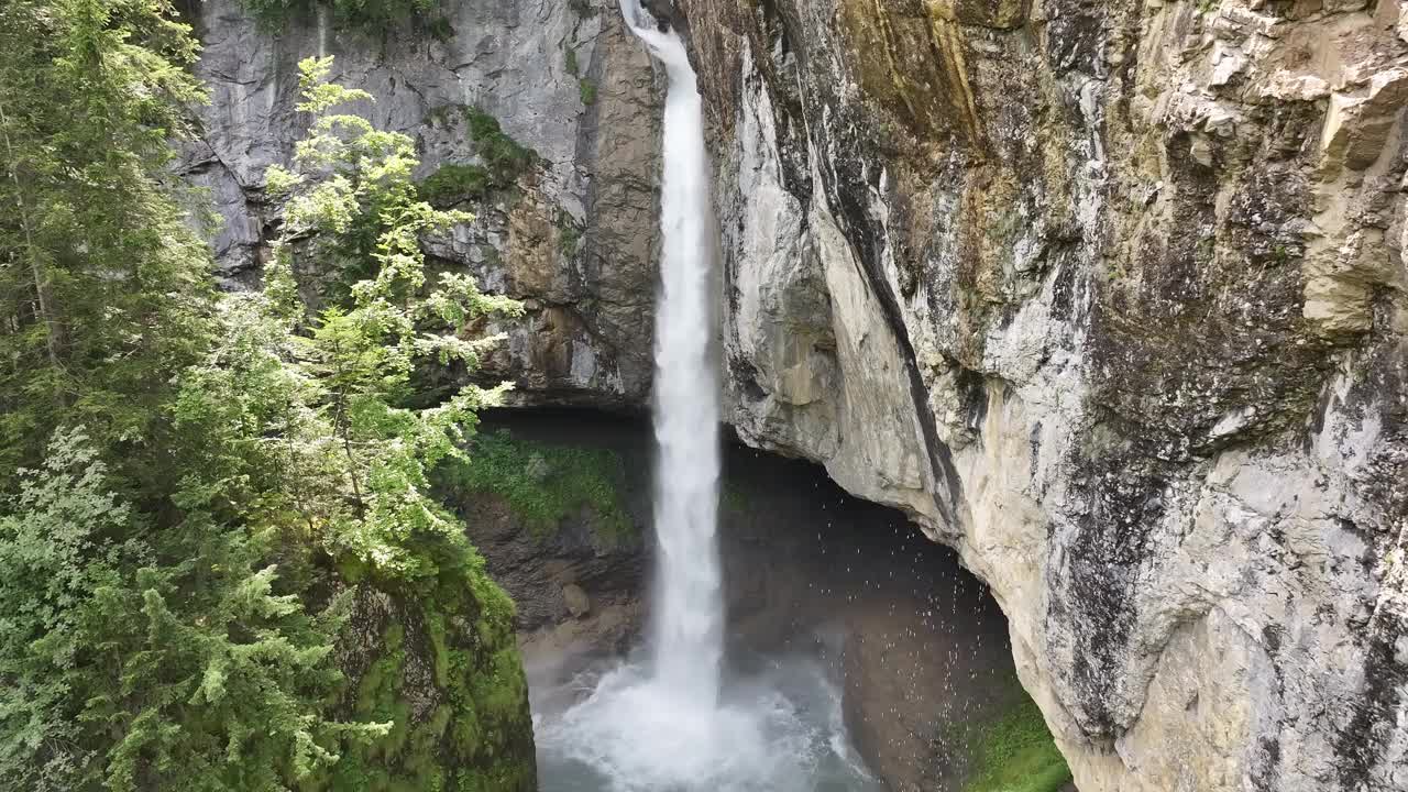 位于瑞士格拉鲁斯区<e:1>的贝格里瀑布(Bergli st<e:1> ber Waterfall)，瀑布落入一个被岩石悬崖和郁郁葱葱的绿色植物环绕的水池中视频素材