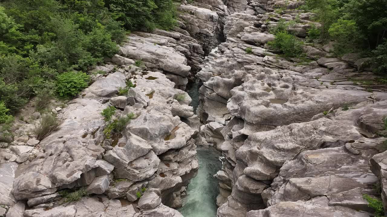 瑞士提契诺州马吉阿塔尔山谷狭窄的岩石峡谷，河流湍急视频素材