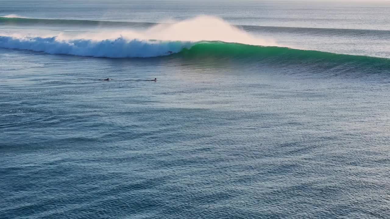 无人机在理想的海浪上冲浪。与冲浪者在巴厘岛的海洋完美的海浪视频素材