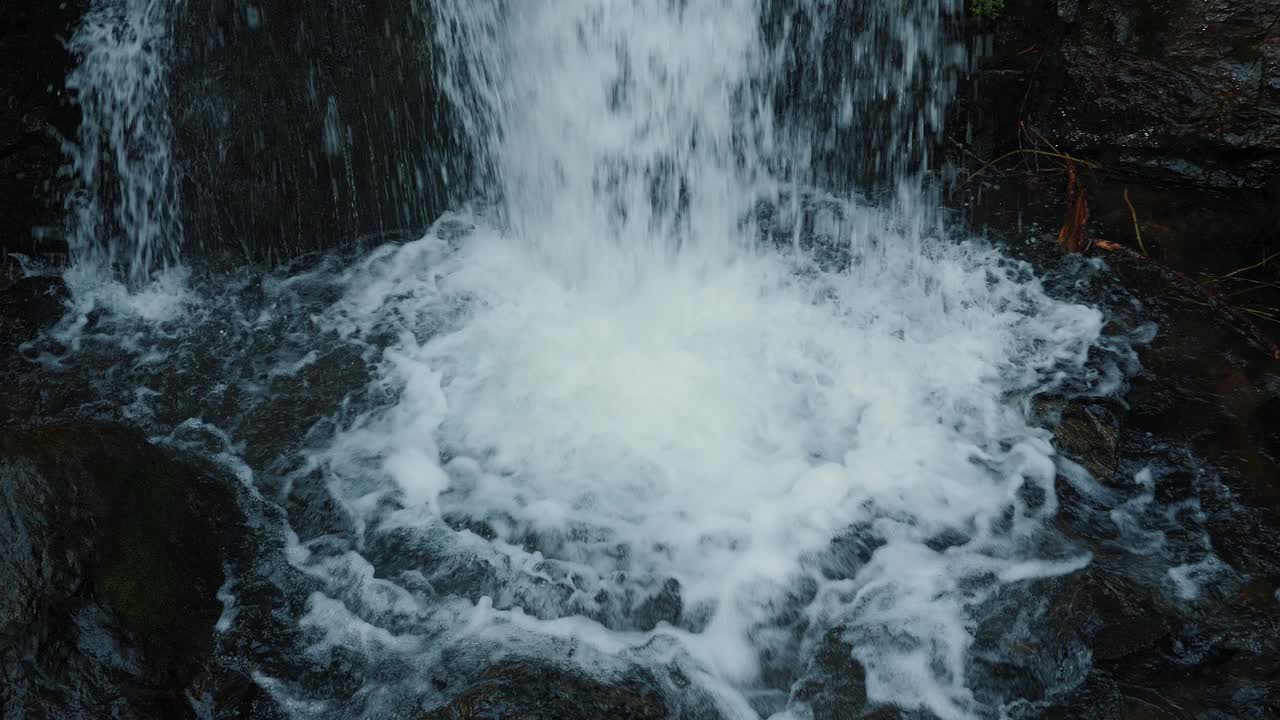 巨大的水流，清澈的水流。山河瀑布视频素材