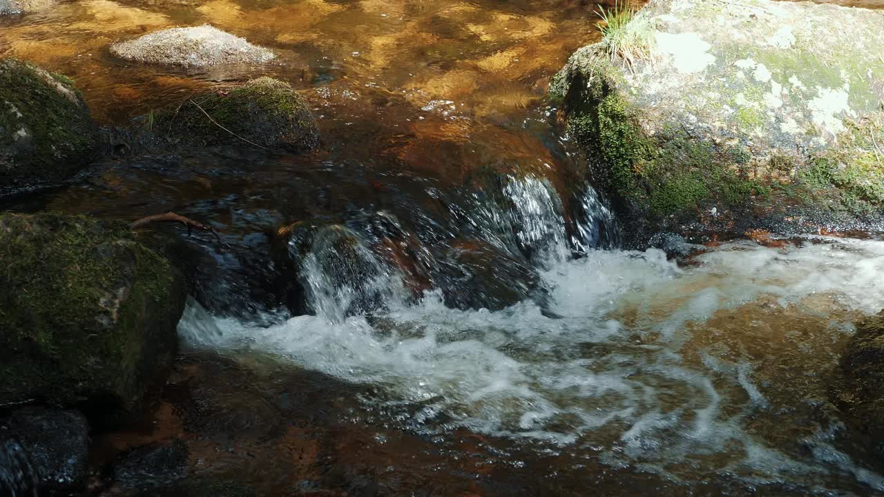 小瀑布在浅山河瀑布通过石头在施瓦茨瓦尔德视频素材