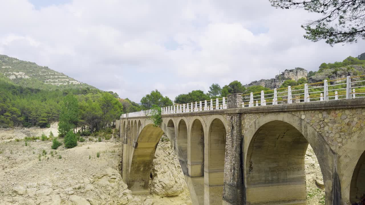 西班牙山中碧蓝的水库视频素材