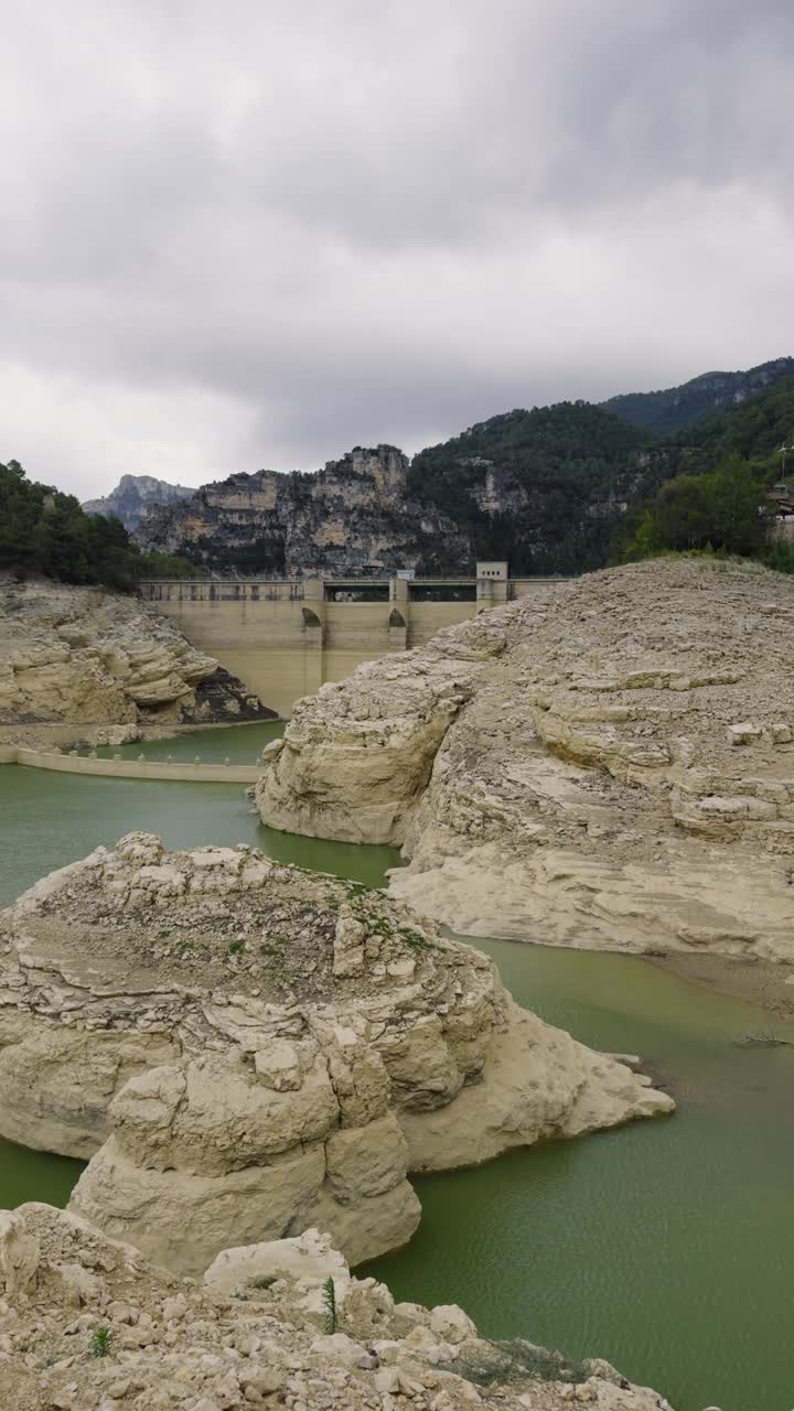 西班牙山中碧蓝的水库视频下载