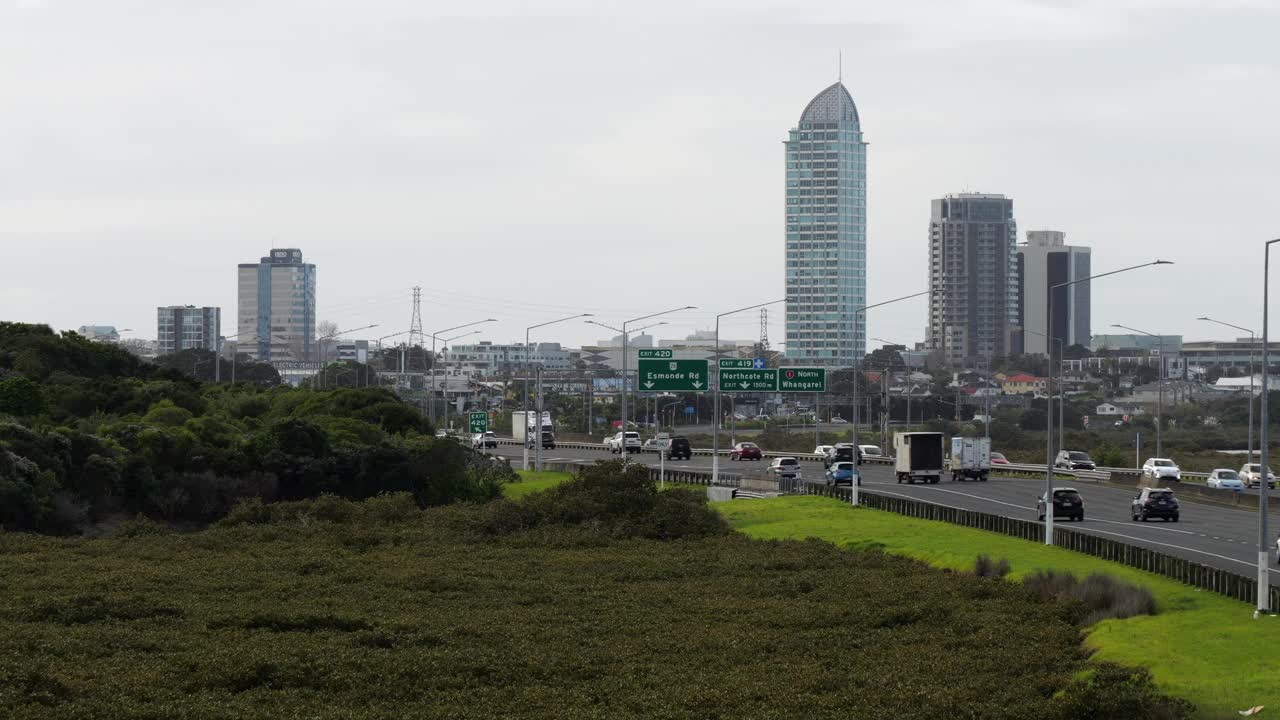 新西兰奥克兰北岸的车流视频素材