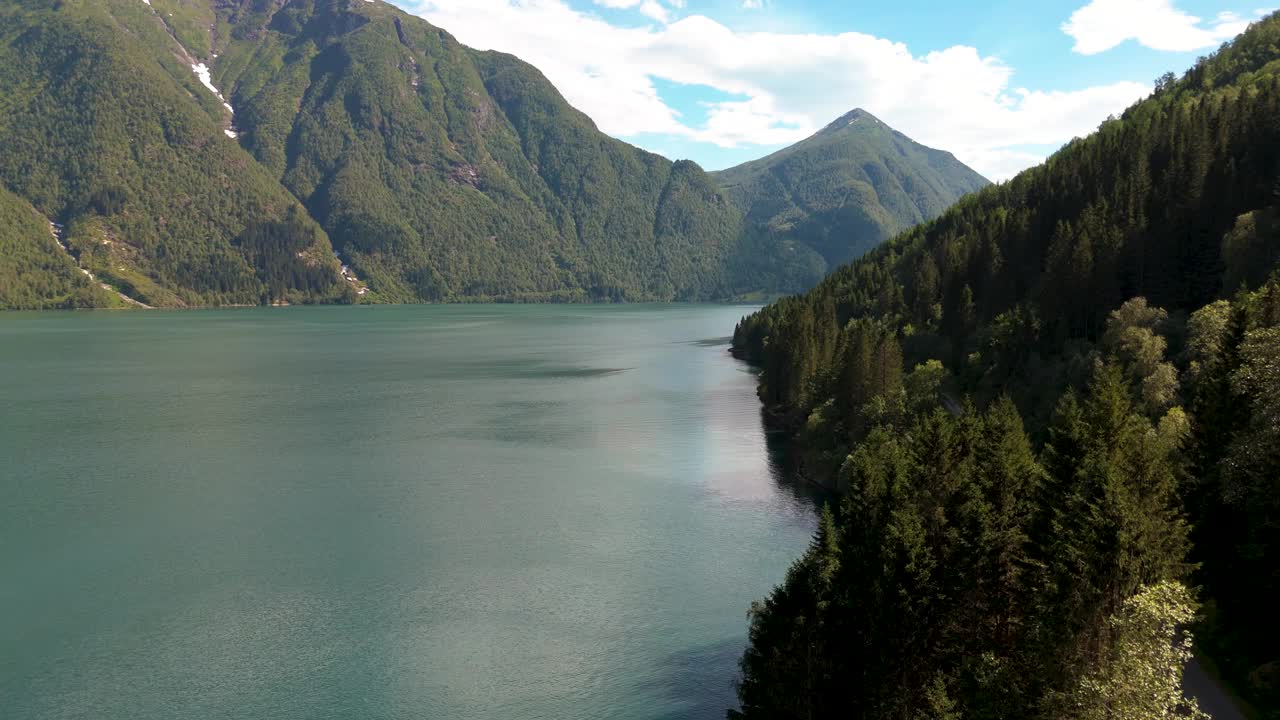 探索挪威雄伟的峡湾，欣赏美丽的湖泊和壮丽的山脉视频素材