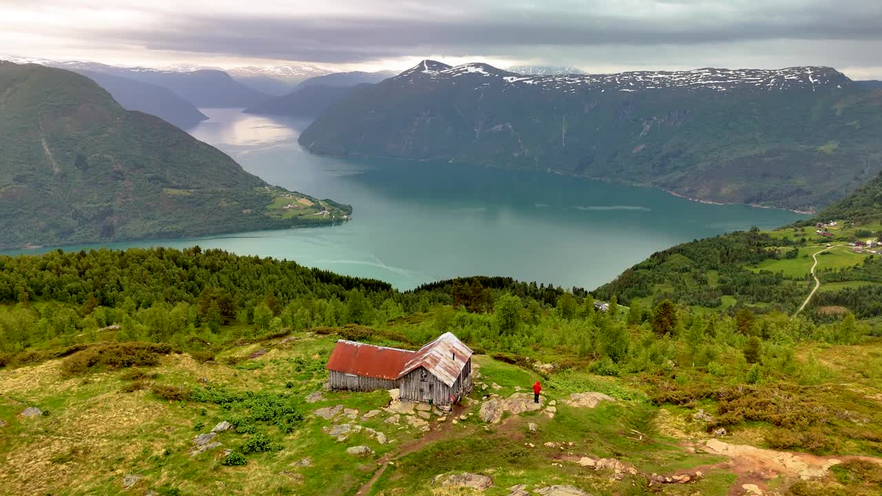 从挪威美丽的莫尔登山欣赏峡湾和雄伟山脉的壮丽景色视频素材