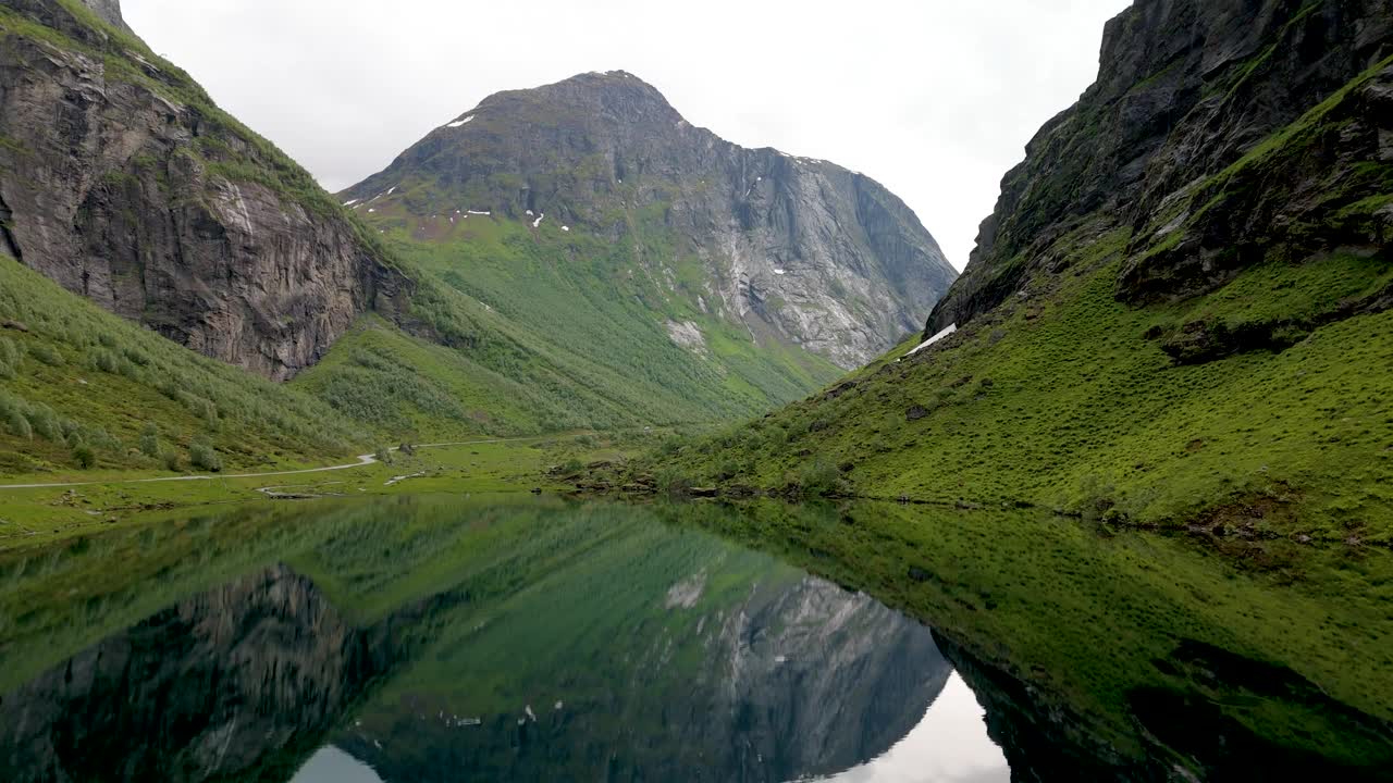 在挪威壮观的山谷中体验令人惊叹的倒影，风景如画的自然景观等待着您视频素材