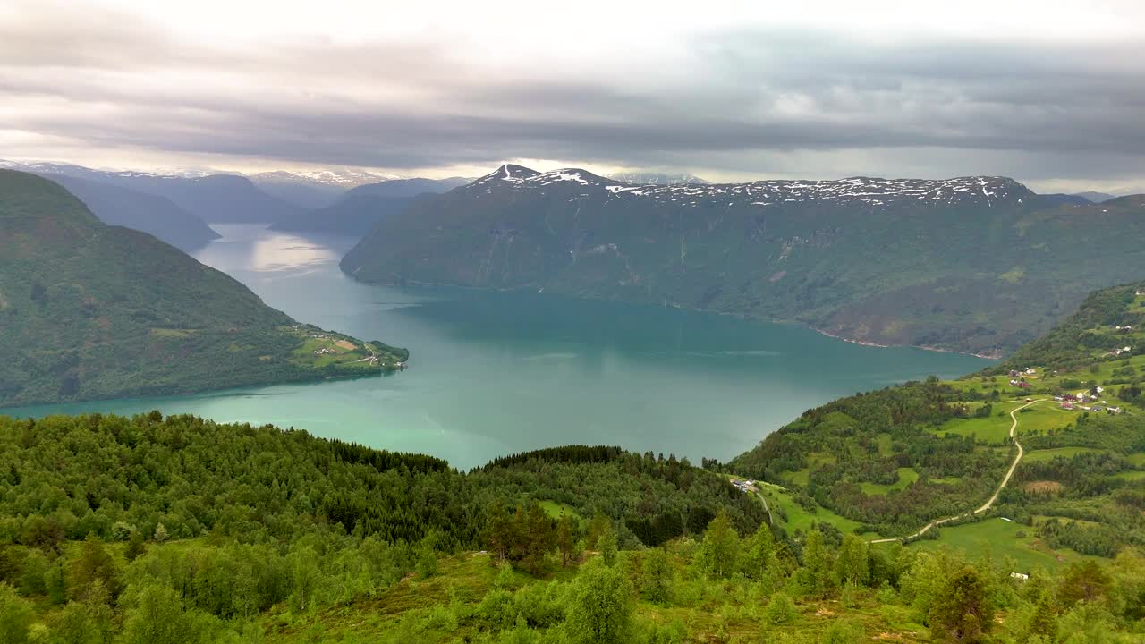 令人惊叹的风景莫尔登山峡湾在挪威自然的辉煌揭开面纱视频素材