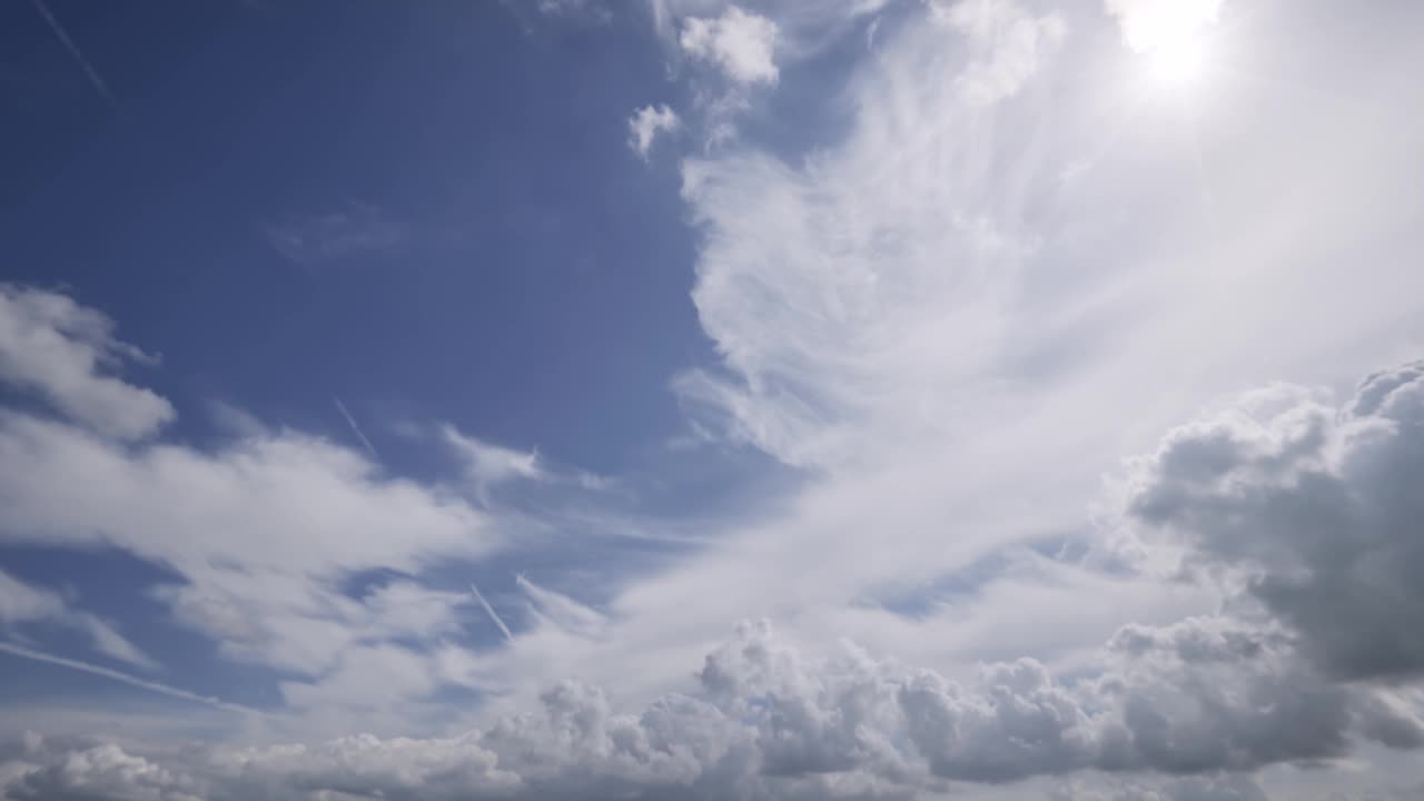 楔形飞机在天空的背景上飞行。飞机在云层上方的蓝天上飞行视频下载