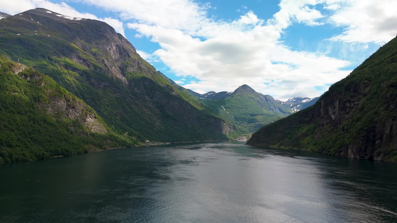 体验挪威Geirangerfjord令人惊叹的美景，宁静的山脉和平静的水域等待着您视频素材