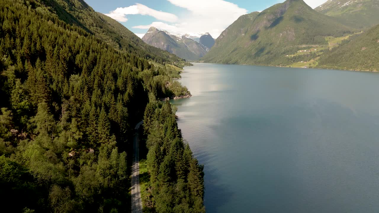 体验令人惊叹的鸟瞰fjerlands峡湾挪威，雄伟的山脉和宁静的水域视频素材