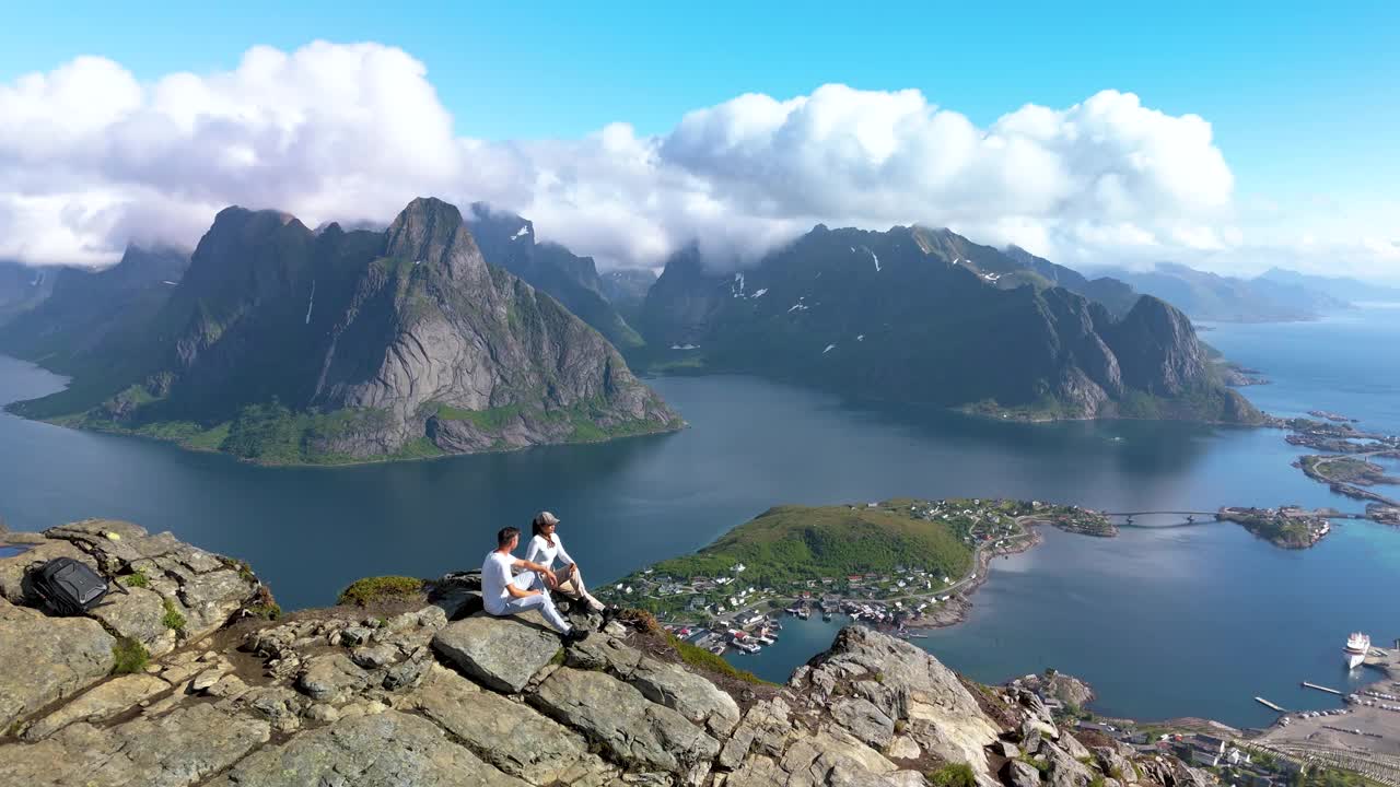 从位于挪威罗弗敦群岛的莱因布林根山的壮丽景色视频素材