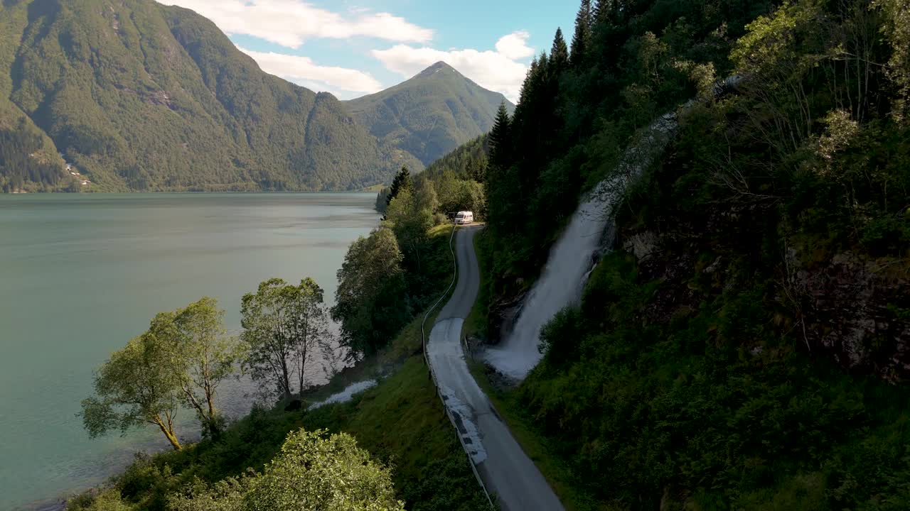 令人叹为观止的美景沿着水在挪威令人惊叹的fjerlands峡湾风景公路视频素材