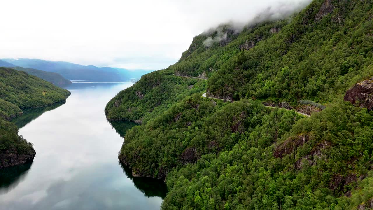 令人惊叹的鸟瞰洛夫洛夫峡湾在挪威，周围环绕着郁郁葱葱的绿色山脉视频素材