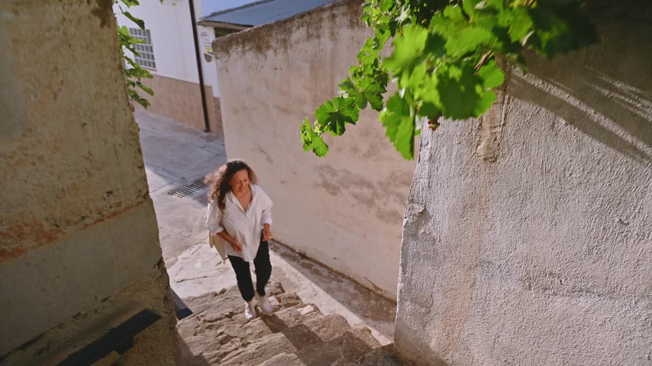 女人探索风景如画的欧洲村庄视频素材