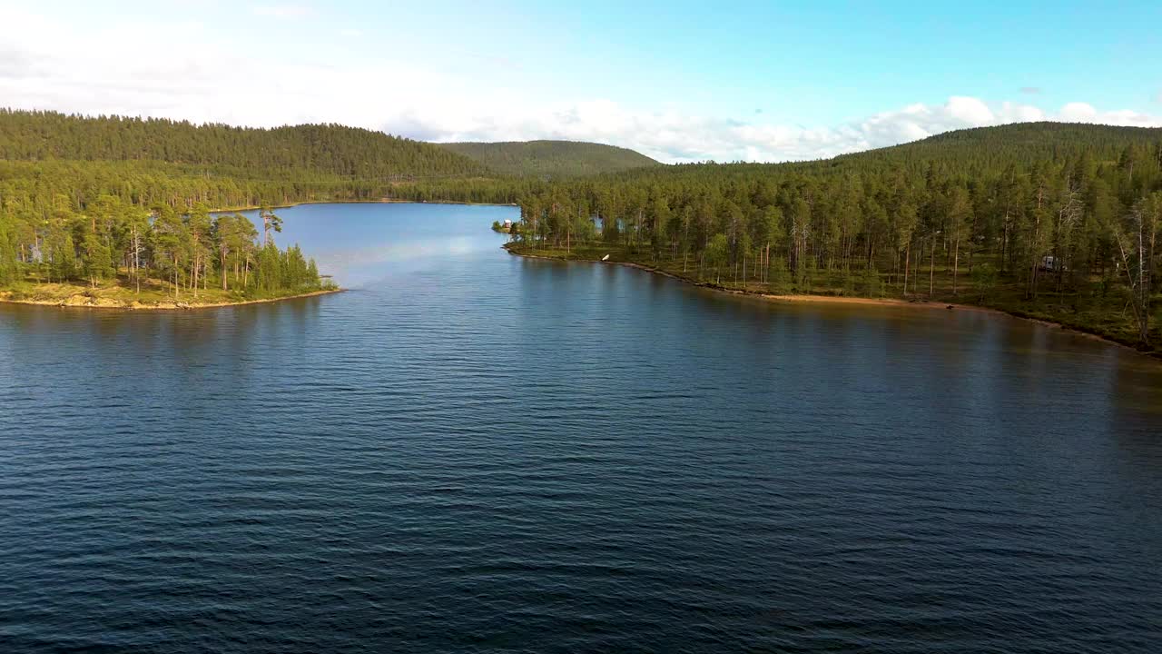 一个令人惊叹的宁静的湖泊景观设置在挪威风景优美的荒野视频素材