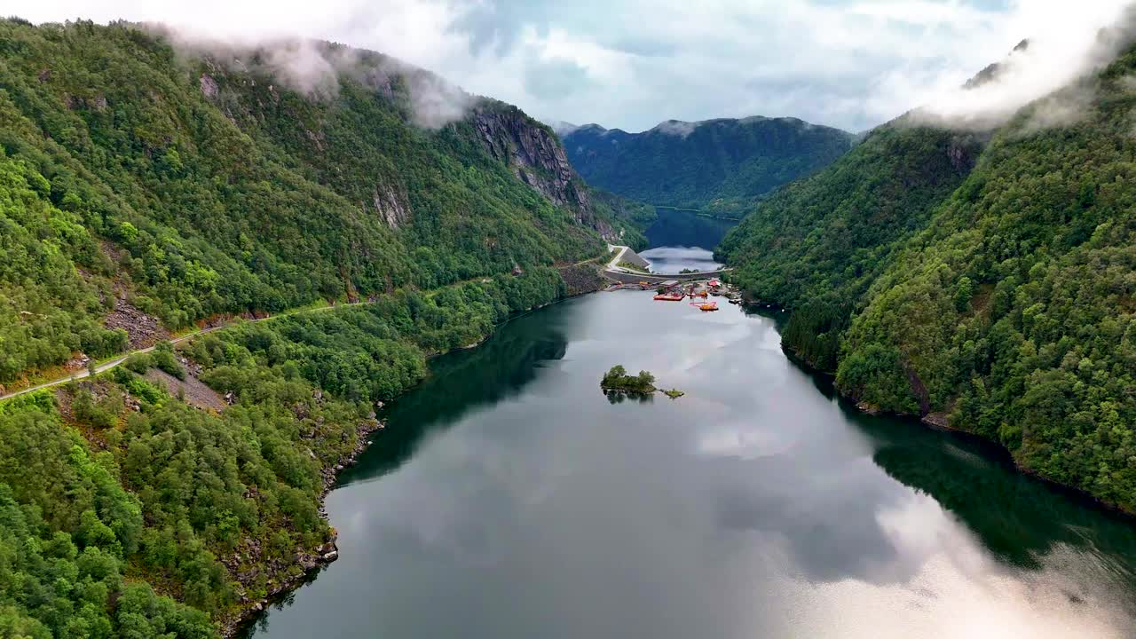 令人惊叹的鸟瞰图，挪威lovafjorden，穿越大自然威严的旅程视频素材