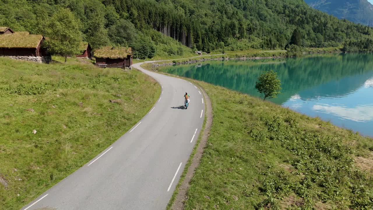 洛瓦内特风景秀丽的道路，沿着宁静的湖依偎在挪威美丽的乡村视频素材