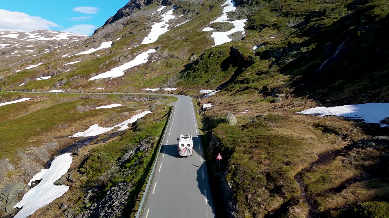 体验挪威雄伟的山脉和宁静的道路为一个难忘的旅行冒险美景视频素材