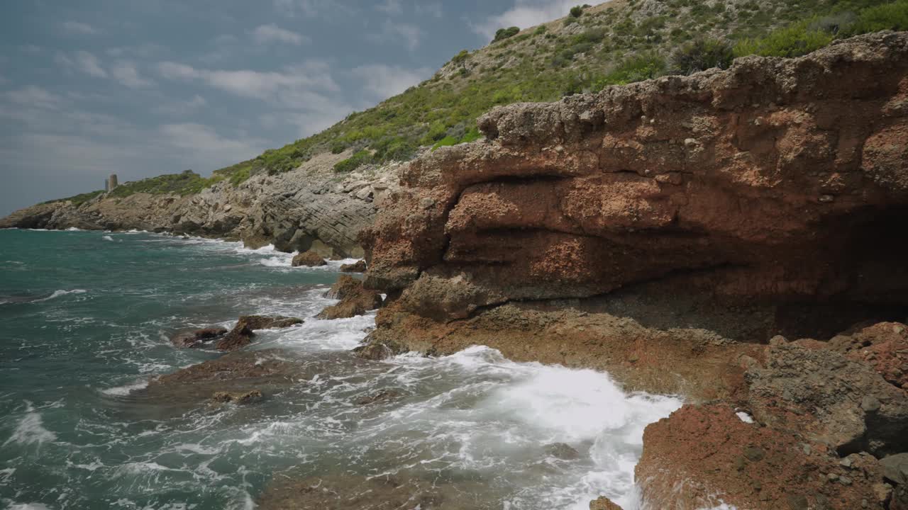 在地中海海岸的石头上冲浪视频下载