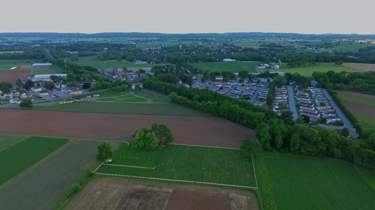 夕阳下的宾夕法尼亚州乡村社区鸟瞰图视频素材