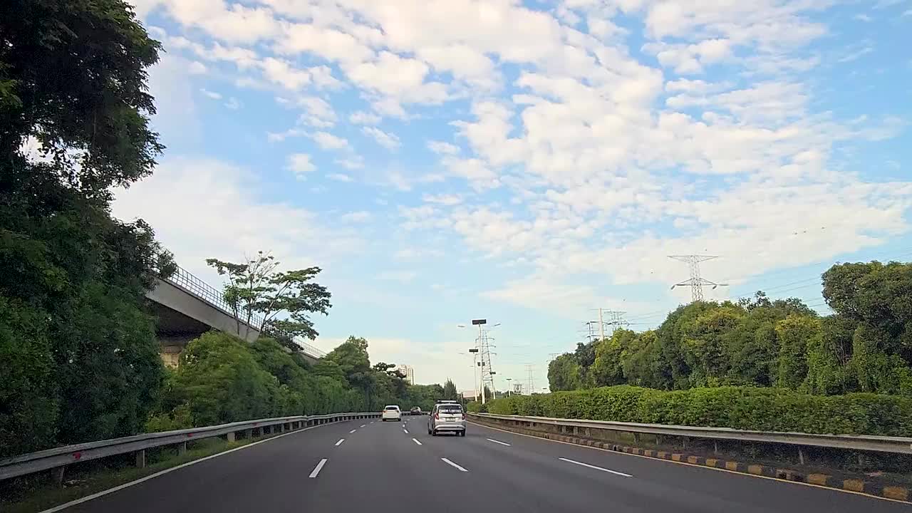 在一个阳光明媚的日子里，沿着印度尼西亚首都雅加达的主要道路大道，开车穿过现代化的雅加达商业区视频下载