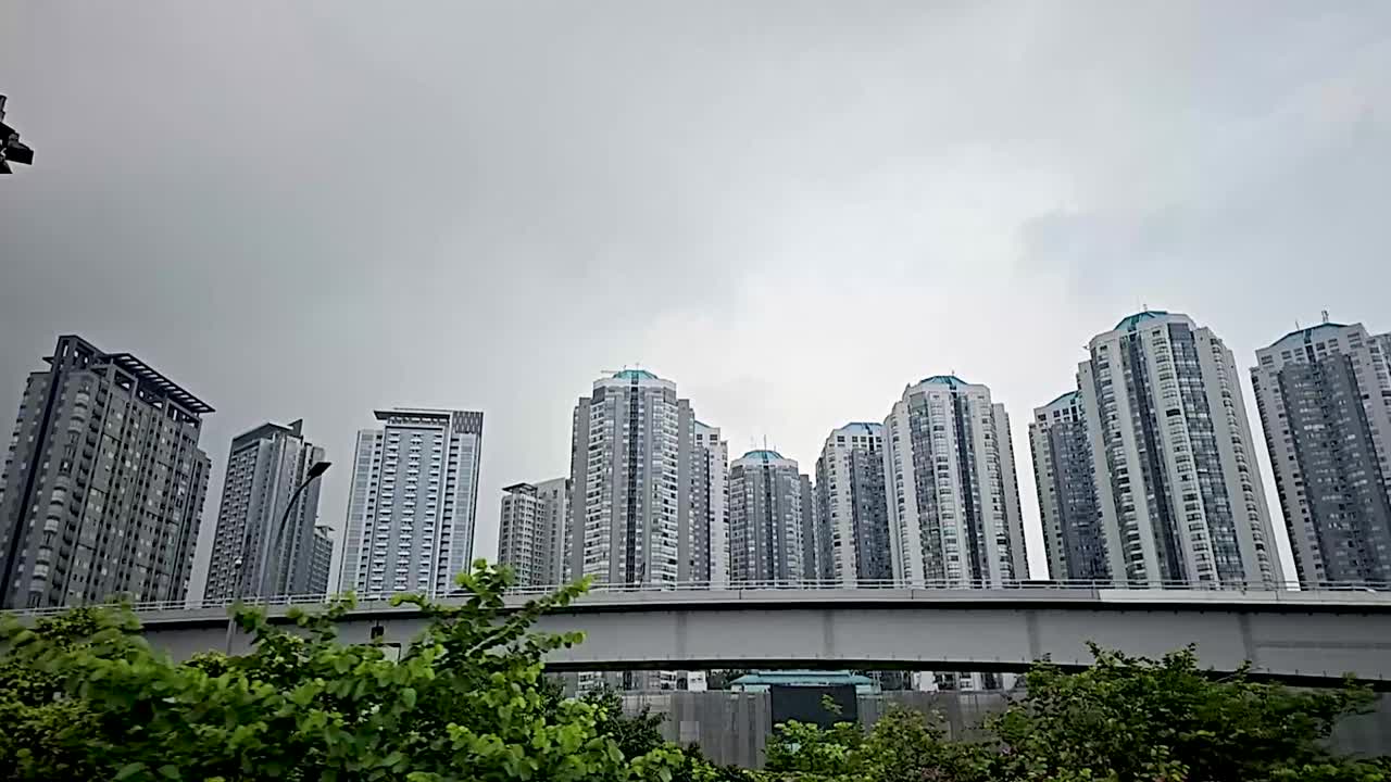 在一个阳光明媚的日子里，沿着印度尼西亚首都雅加达的主要道路大道，开车穿过现代化的雅加达商业区视频下载