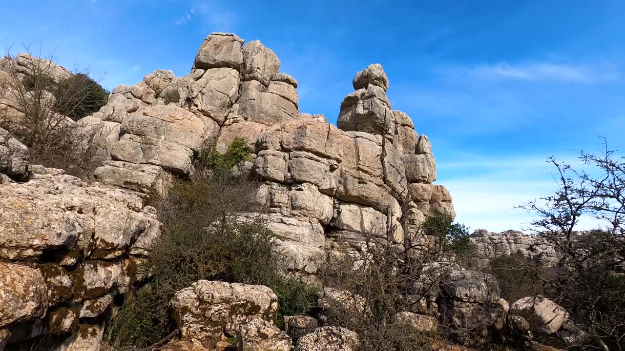 西班牙马拉加安达卢西亚的石灰岩岩层以不同寻常的喀斯特地貌而闻名。视频下载