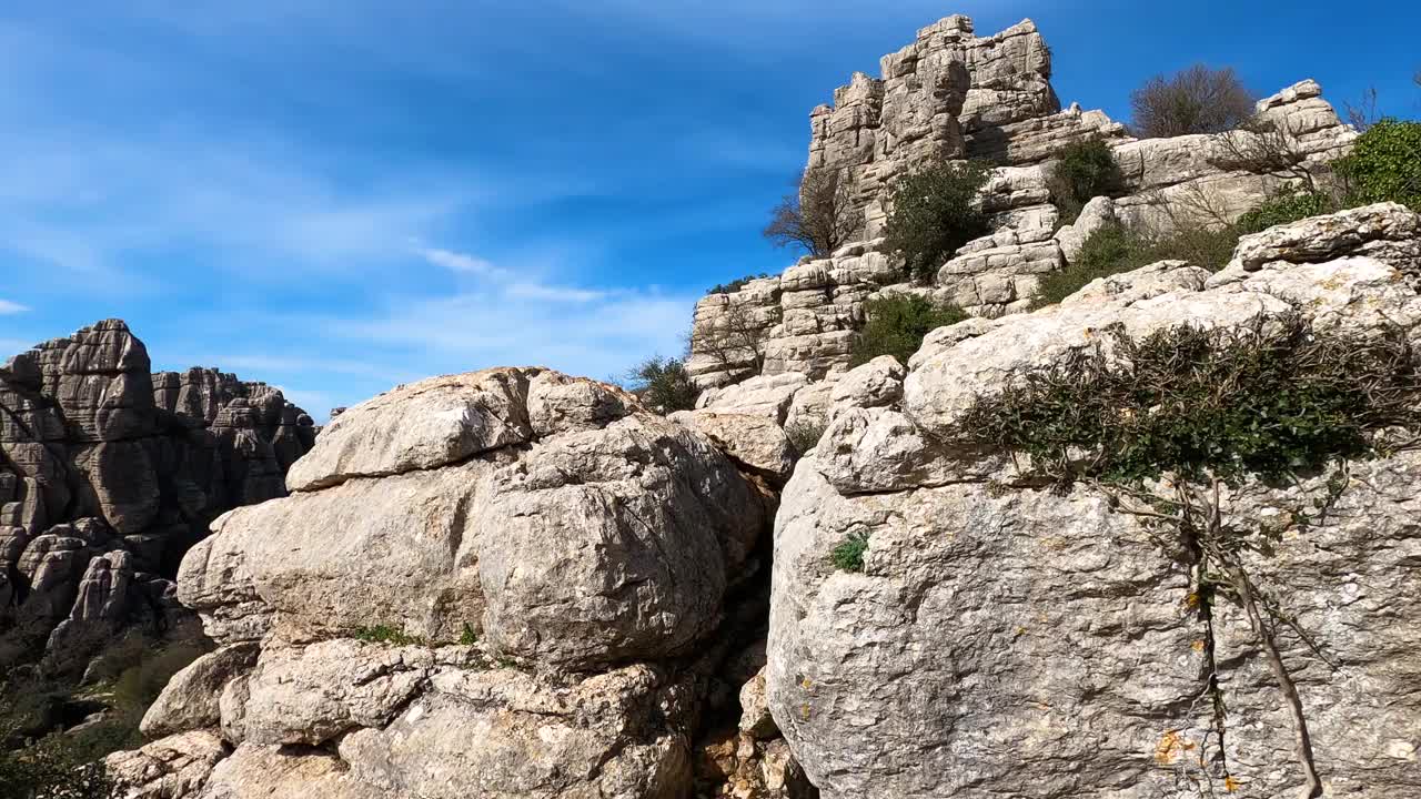 西班牙马拉加安达卢西亚的石灰岩岩层以不同寻常的喀斯特地貌而闻名。视频下载