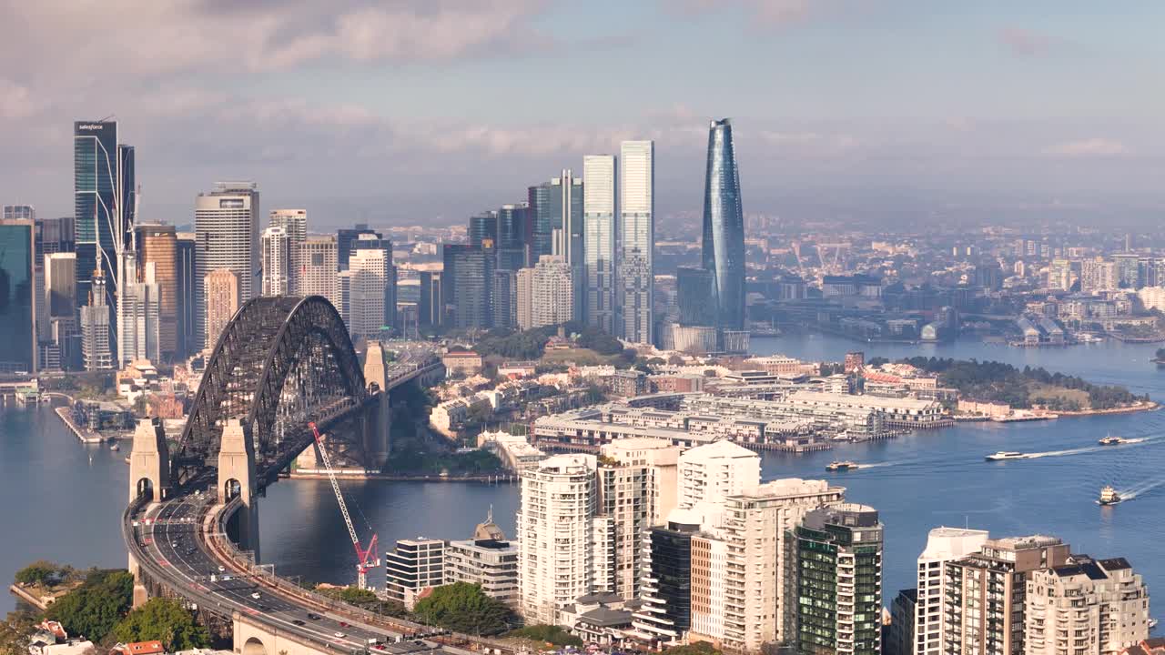 空中无人机观看悉尼市，悉尼港和海港大桥，新南威尔士州部分多云的早晨视频素材