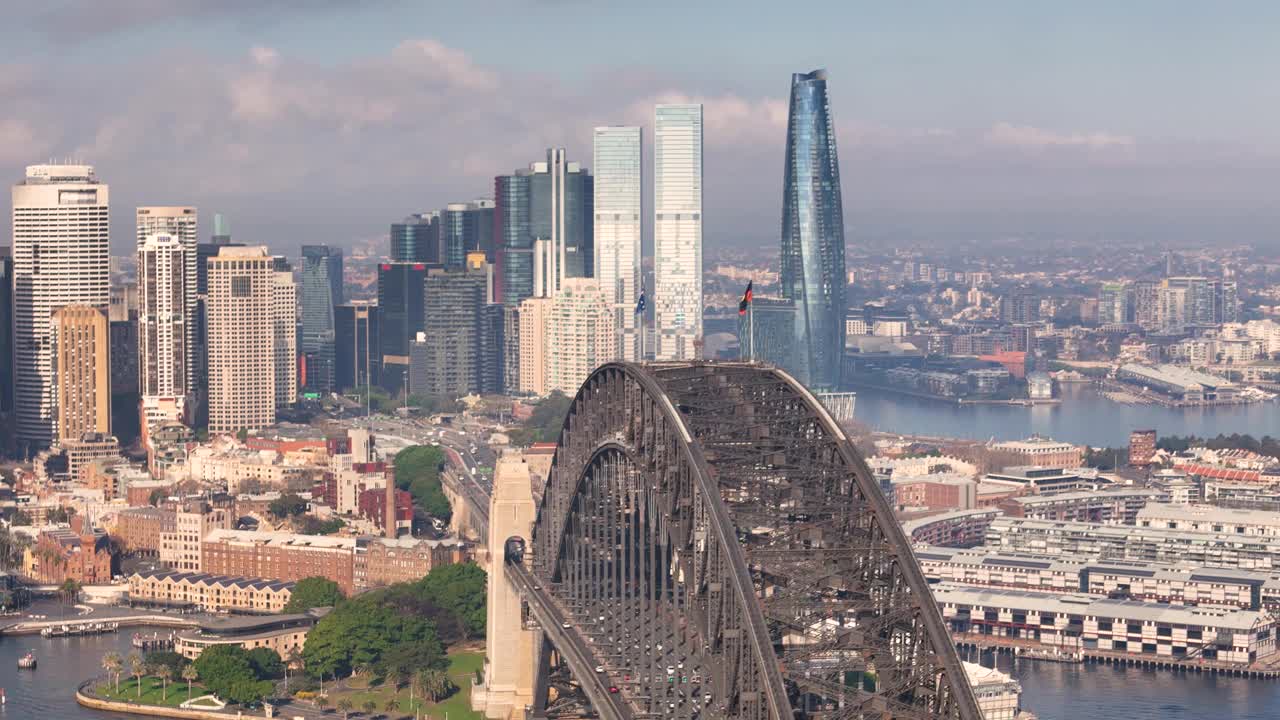 空中无人机回调的悉尼城市的反向视图，在海港大桥上的悉尼港部分多云的早晨视频素材