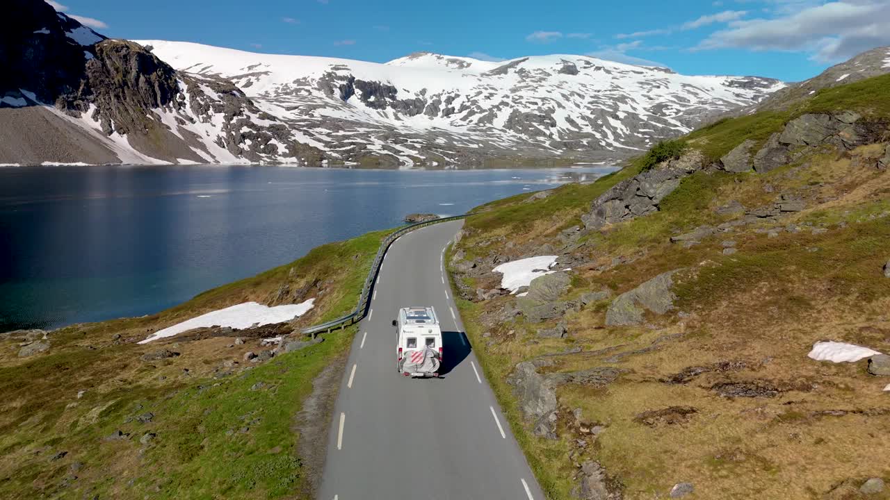 乘坐露营车穿越挪威雄伟的峡湾，就在Geirangerfjord附近视频素材