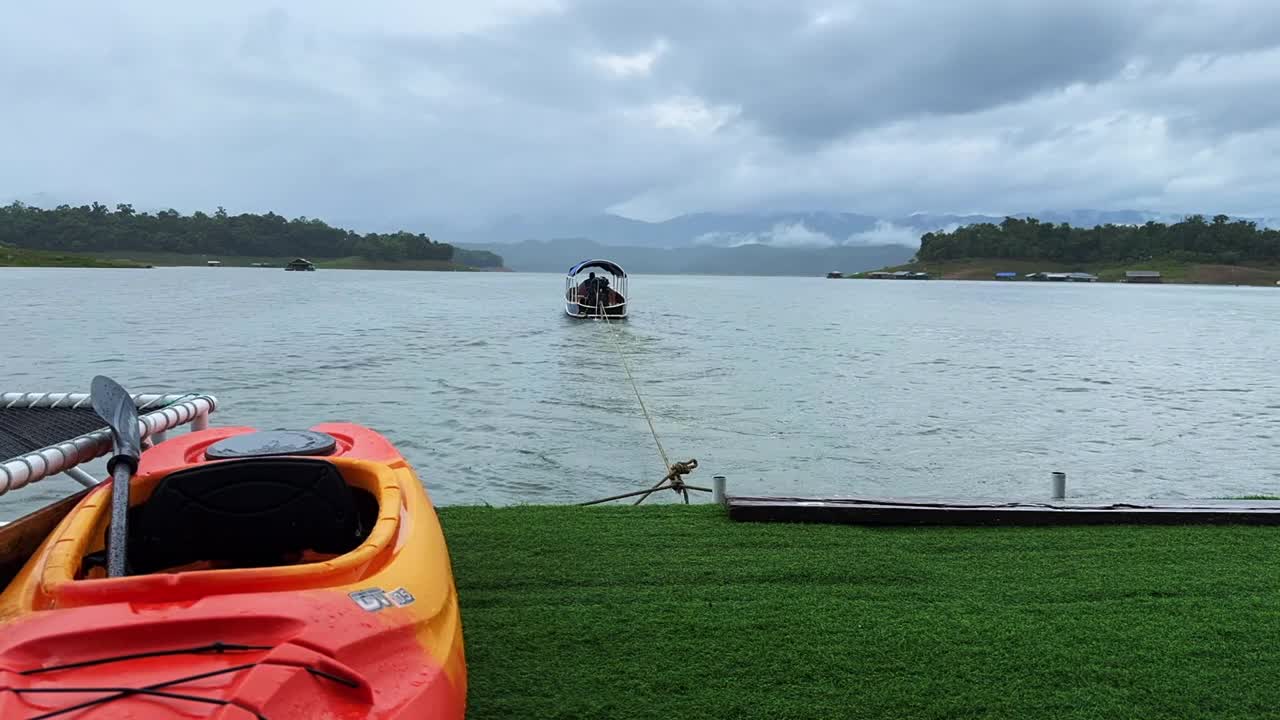 河面上漂浮的木筏视频下载