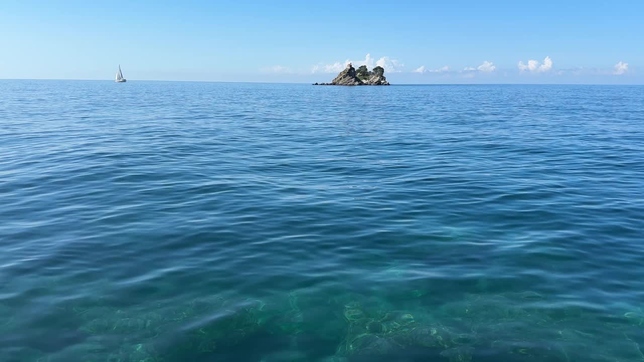 蓝色的大海，岩石，帆船。视频素材