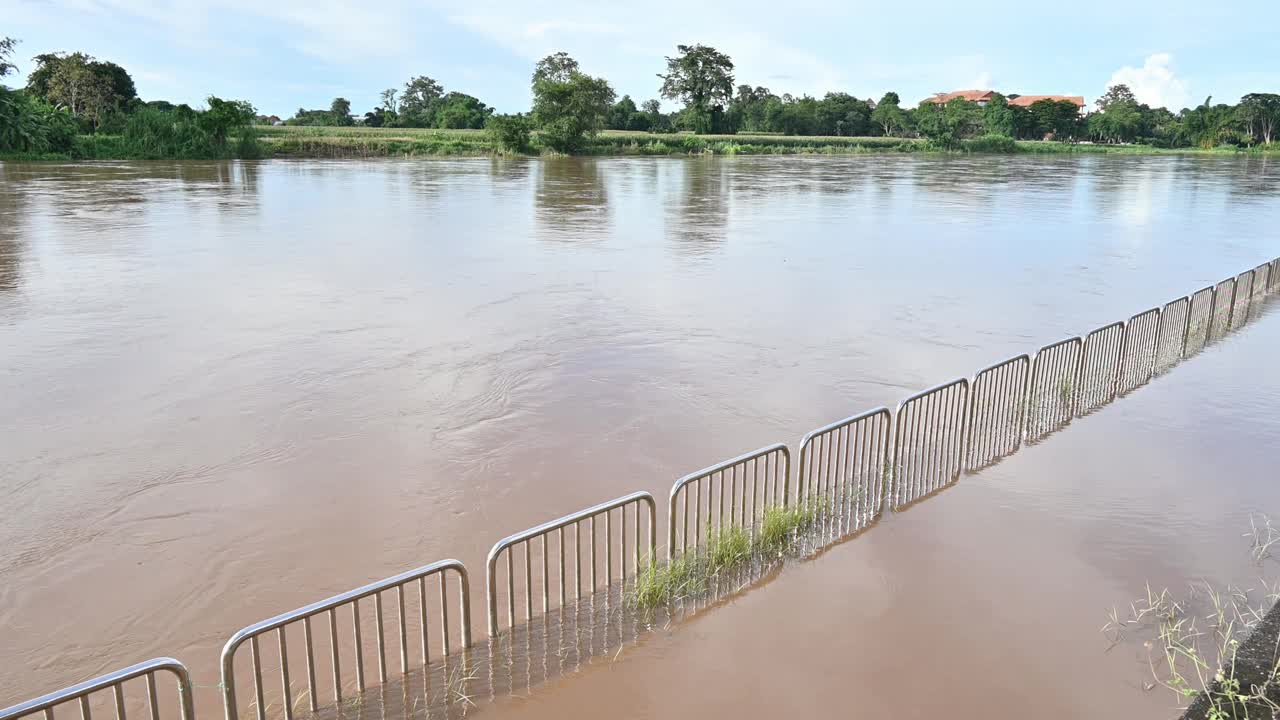 泰国清莱省湄Kok河在雨季期间淹没了人行道。视频下载