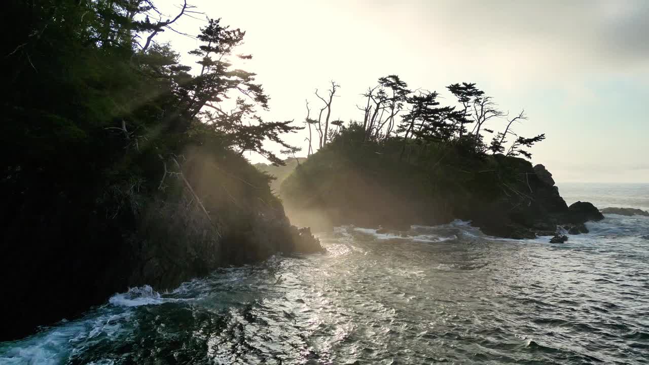 早晨的阳光照在岩石嶙峋的海景上视频素材