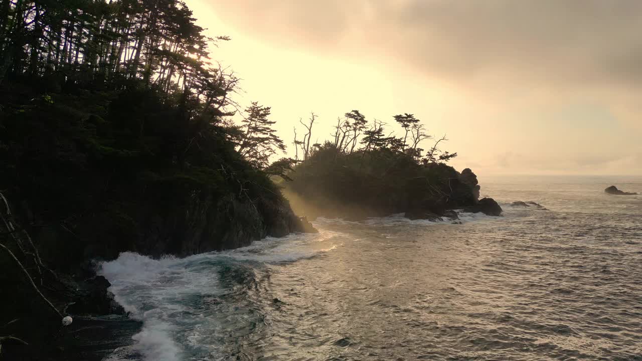 日出雄伟的岩石展现了日本海岸线视频素材